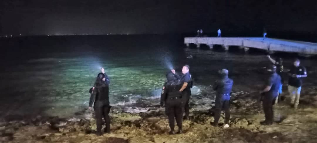 Hallan cuerpo de un hombre flotando en el malecón de Cozumel