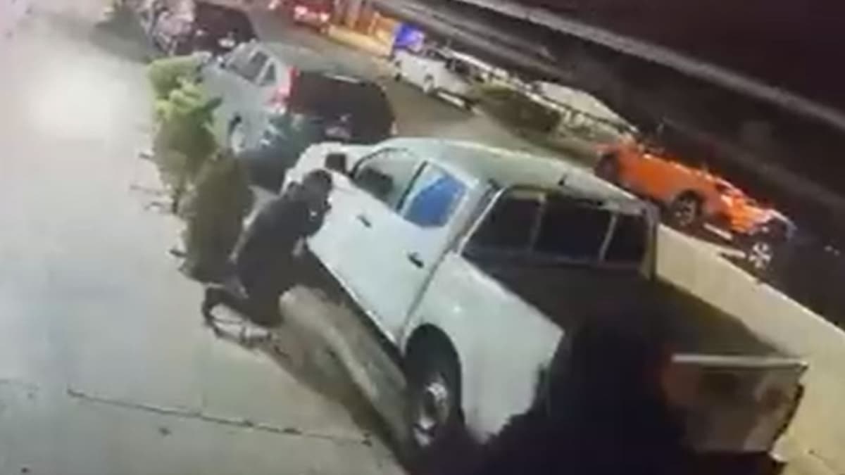 Cámaras captan el momento en que un ladrón se persigna antes de cometer un robo 'por protección'