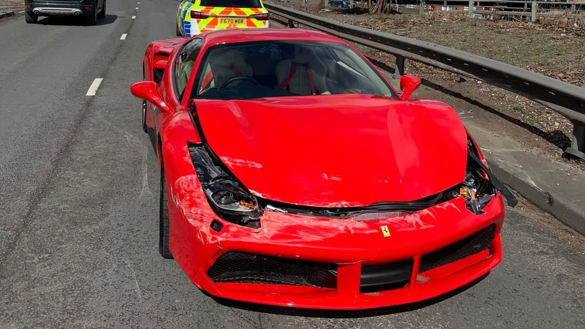 Se compra un Ferrari y lo choca minutos después de salir del concesionario al estrellarse en una calle