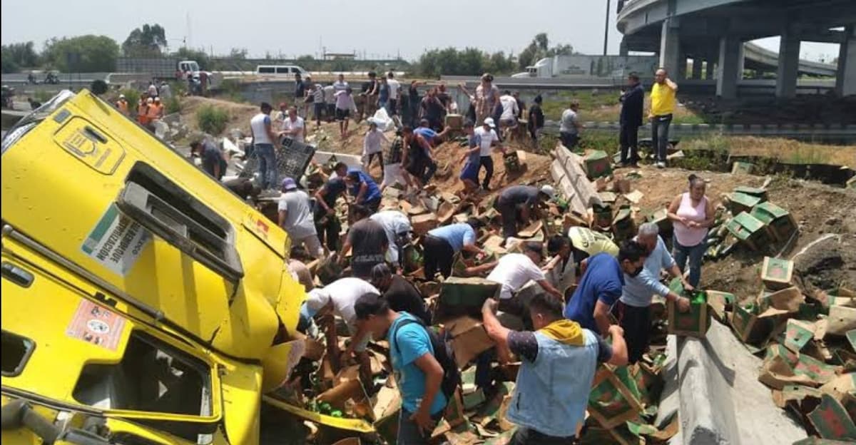 VIDEO: Se vuelca camión con cervezas en Ecatepec y vecinos realizan rapiña