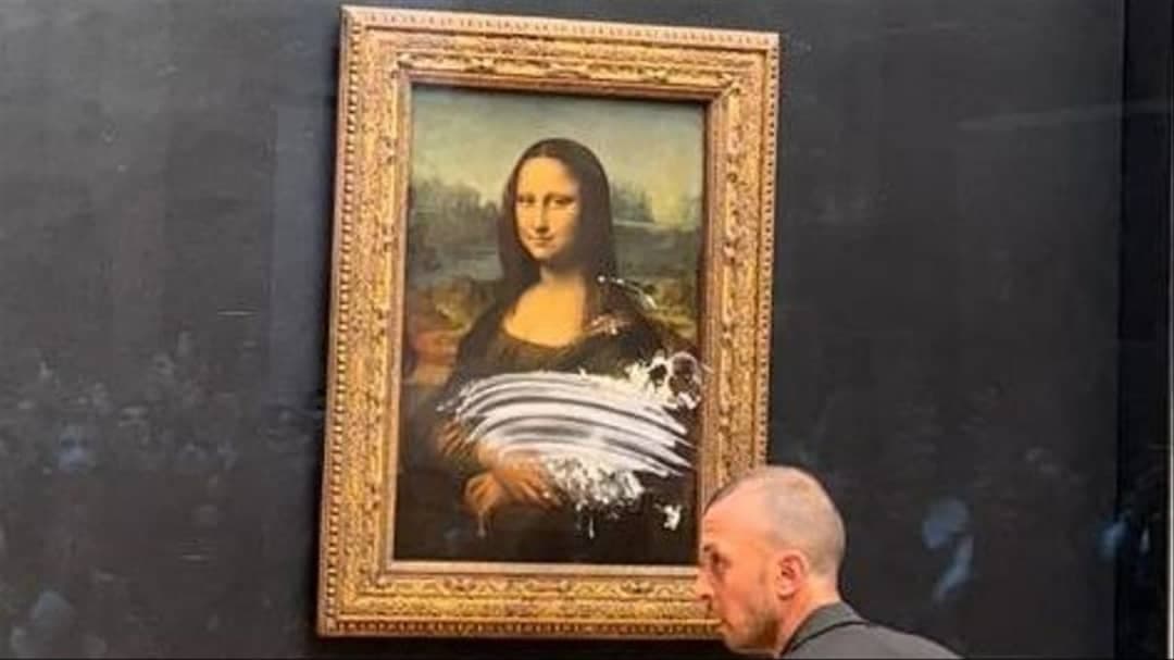 Atacan a la Mona Lisa con un "pastelazo" en el museo de Louvre