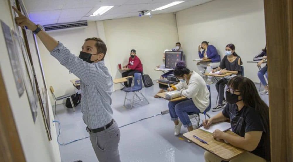 Influencer intenta "sobornar" a su profesor y este la expone en redes sociales