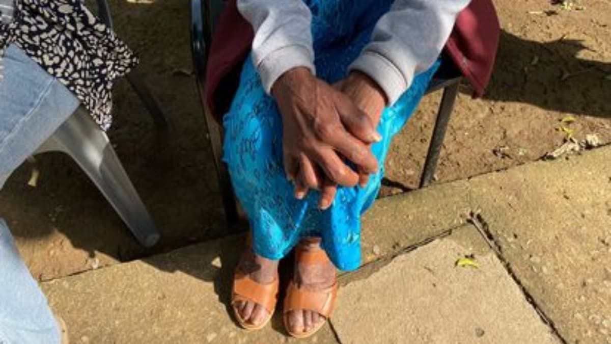 Mujer dormía en un pasillo y no tenía días libres, la esclavizaron 72 años