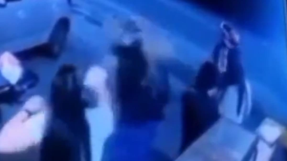 VIDEO: Mujer se defiende de ladrón echándole chocolate caliente en la cara