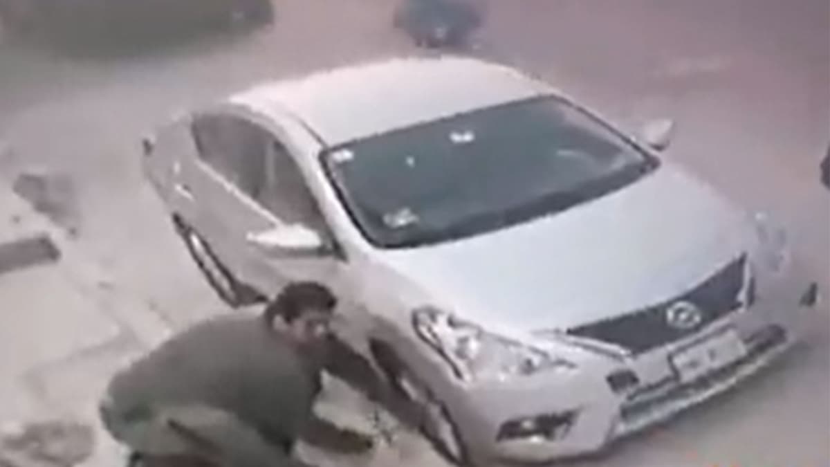 VIDEO: Roban llantas a un coche en Edomex, amenazaron al dueño que los descubrió