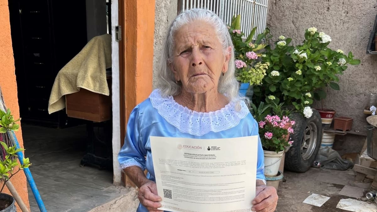 Abuelita termina la secundaria a sus 86 años en Chihuahua, quiere ser educadora