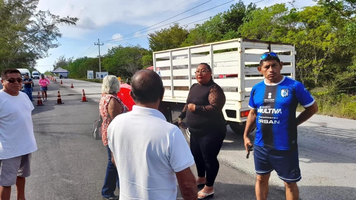 Bloquean acceso a Mahahual, exigen se libere la Costa Maya de sargazo