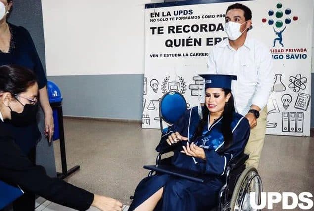 Embarazada "rompe fuente" en su ceremonia de graduación