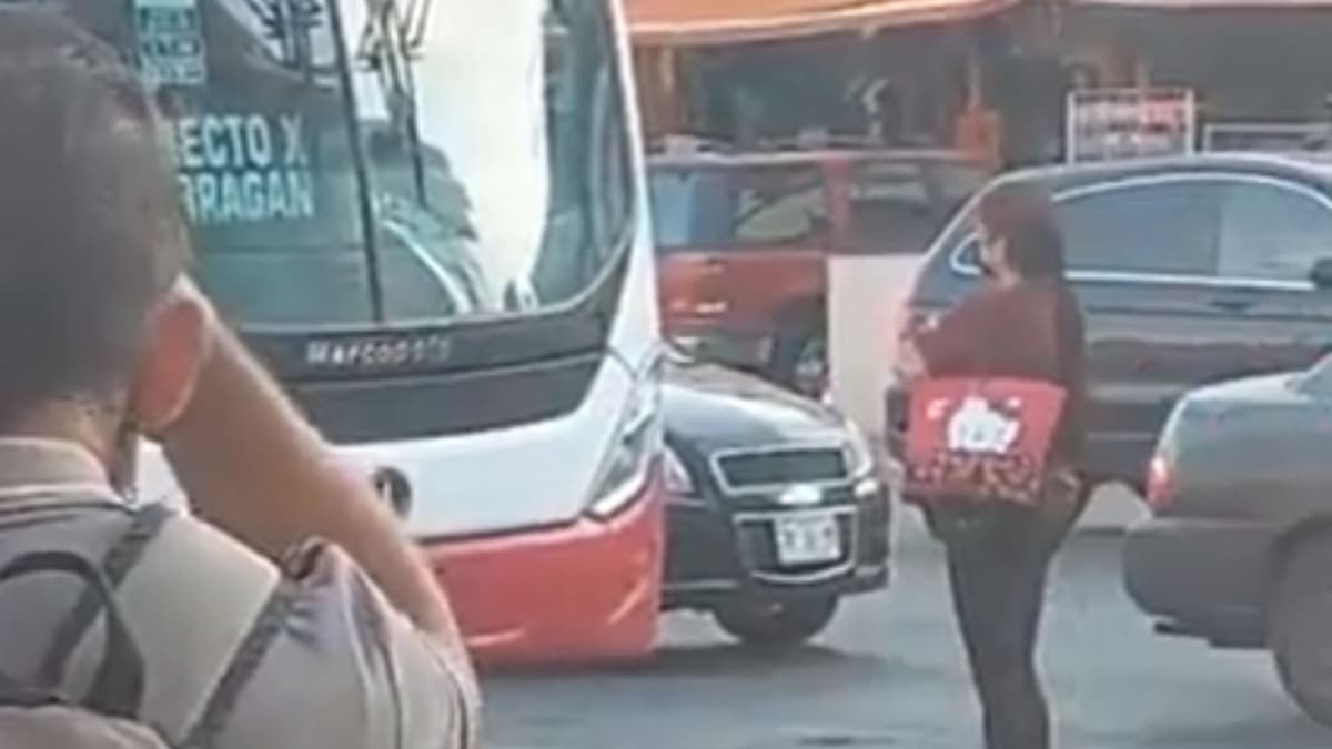 VIDEO: Mujer se planta en frente de un bus que no le hizo parada en señal de protesta