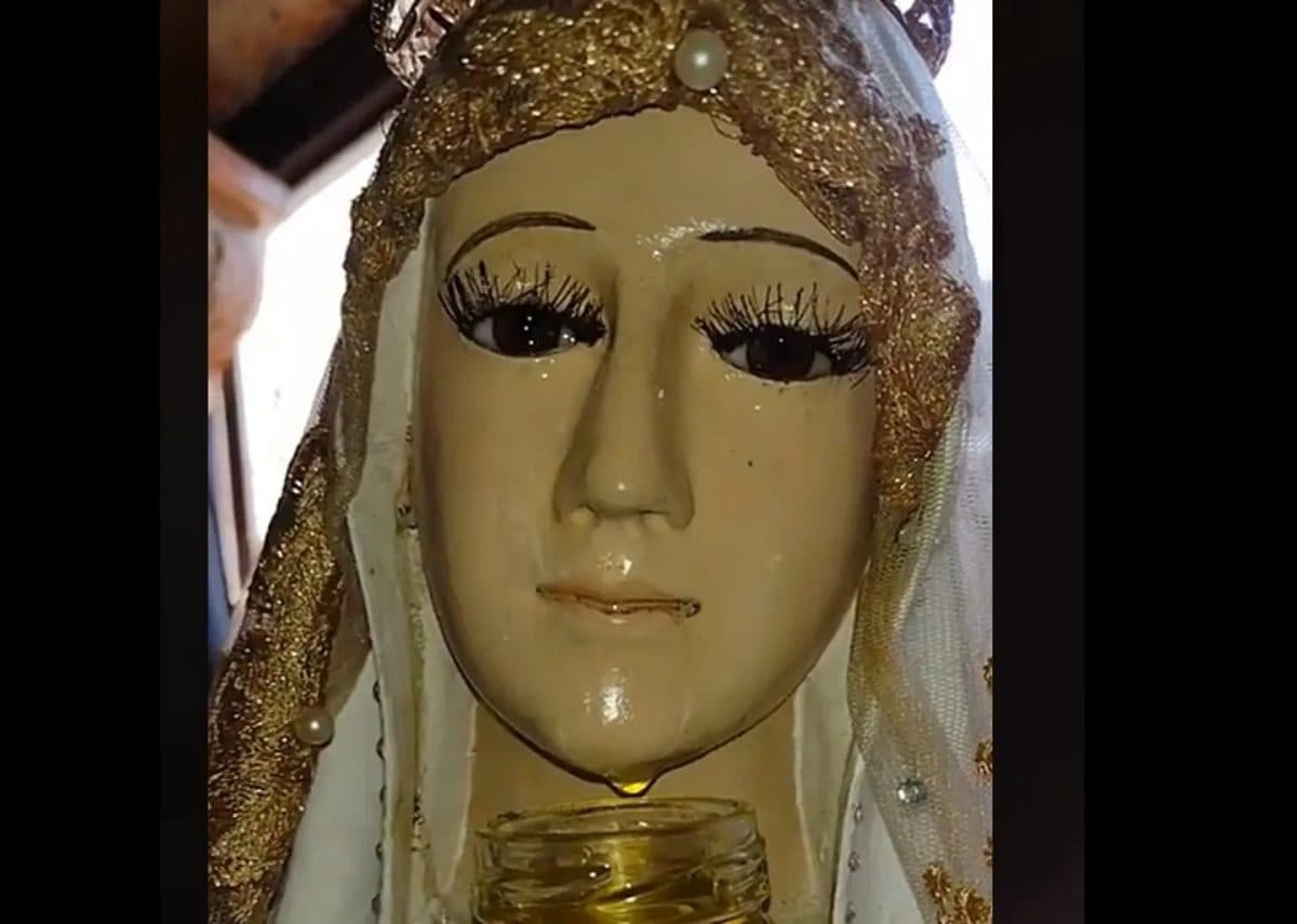 Video: Virgen que "llora" aceite sorprende a feligreses en Jalisco