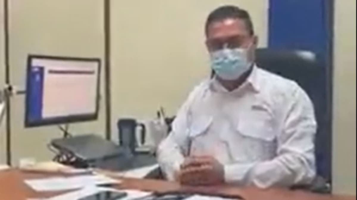 Video: Hombre se niega a usar cubrebocas en el banco, casi termina golpes con el gerente