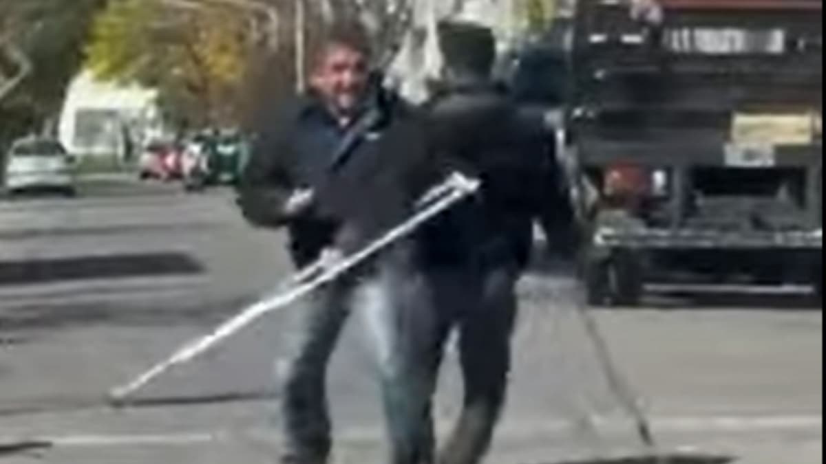 VIDEO: Hombre mendigaba en una esquina con muletas, sale corriendo durante una pelea