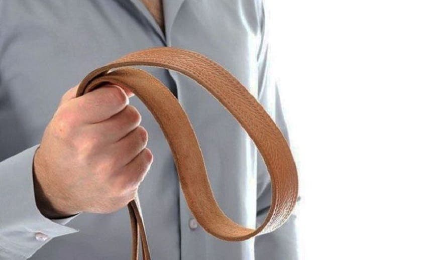 Profesor agarró a cintarazos a un alumno por hacer bullying