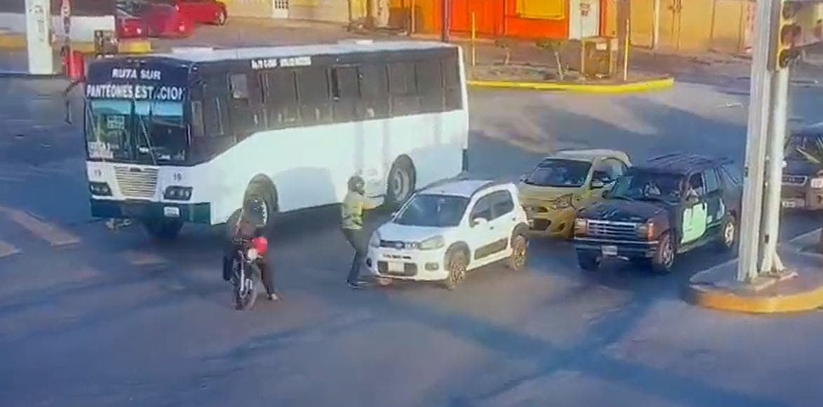 VIDEO: Sujetos en Coahuila balean a hombre dentro de su auto