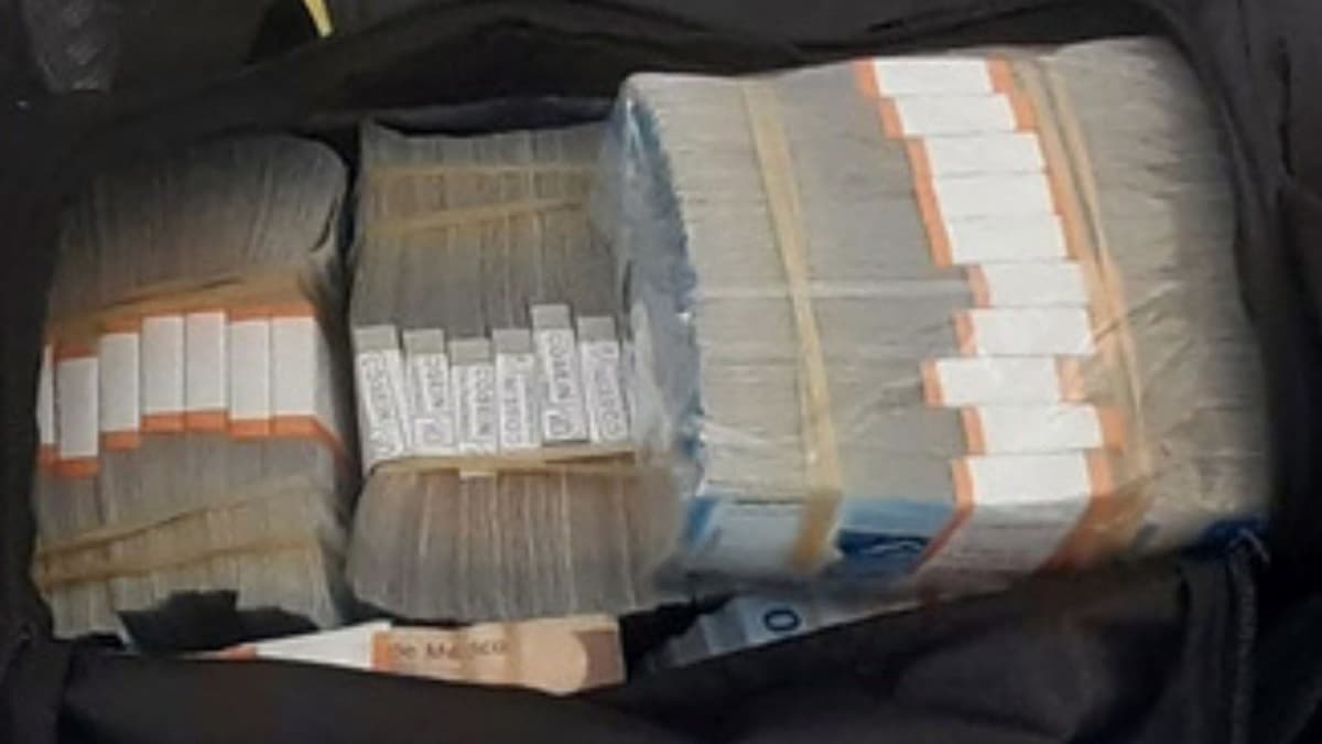 Capturan a sujeto con 10 mdp y un arma en el Aeropuerto de Acapulco, se dirigía a Toluca