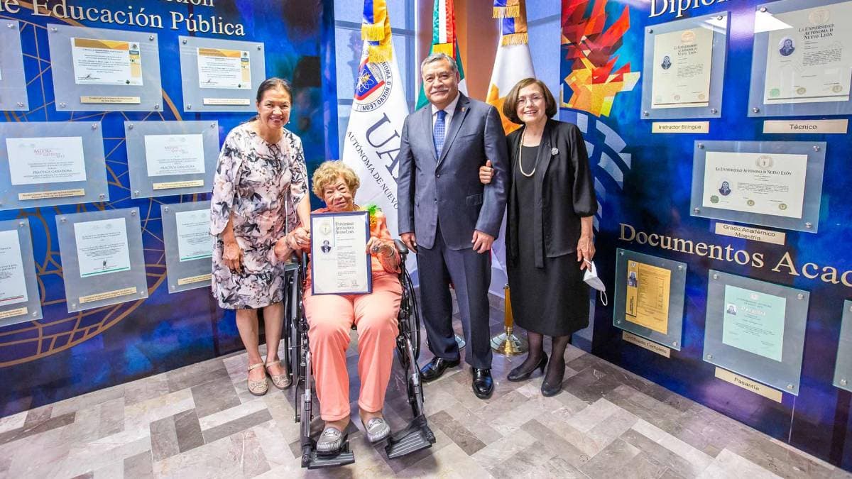 Mujer de 100 años se titula como abogada en Nuevo León