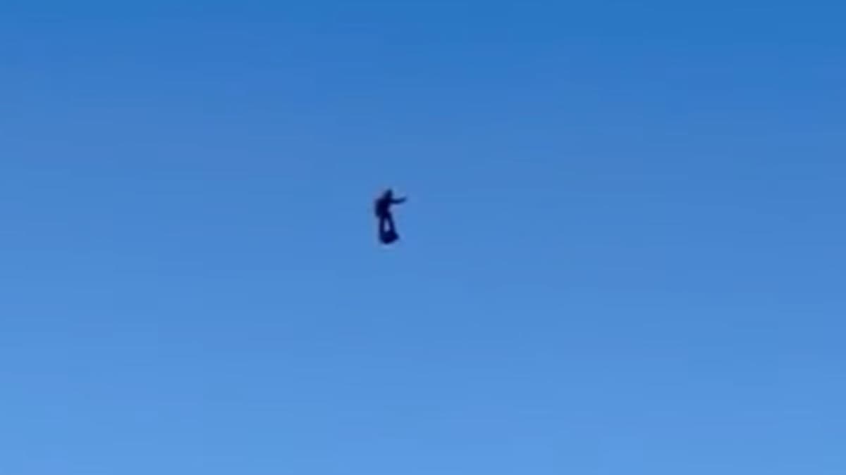 VIDEO: "hombre volador" cae en picada a un lago y termina con fuertes lesiones
