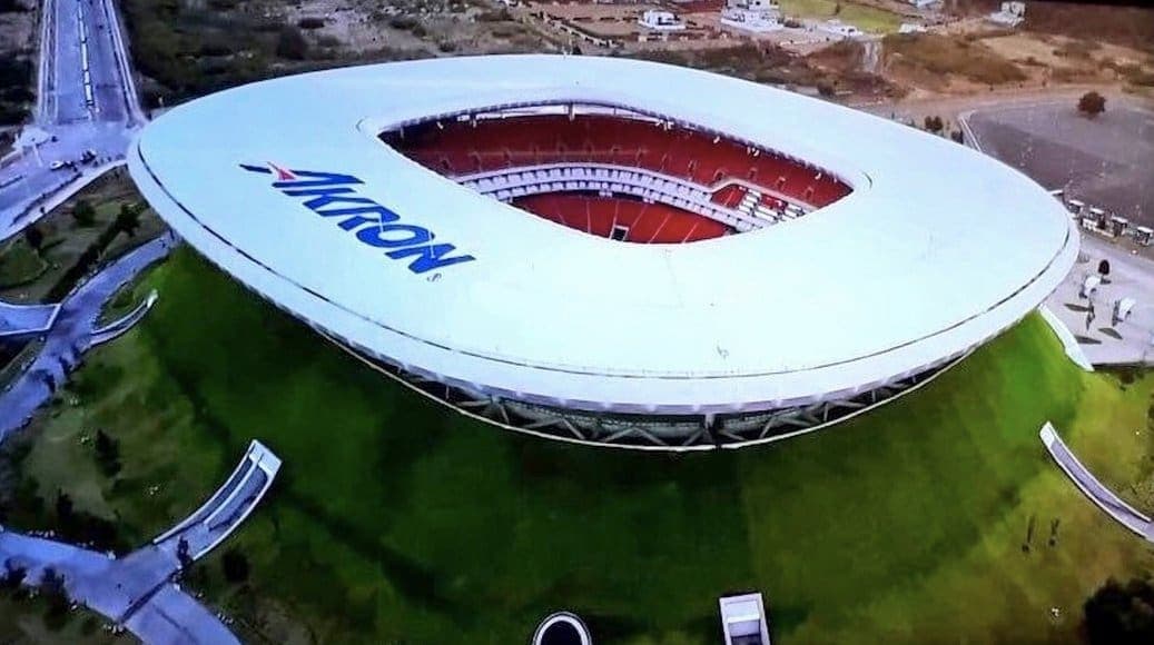 VIDEO: Aficionado de Chivas escala el exterior del Estadio Akron