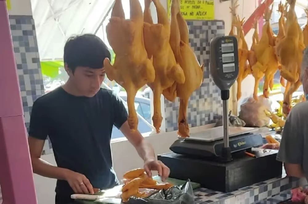 VIDEO: Pollería ofrece curso de verano para adolescentes y se vuelve viral