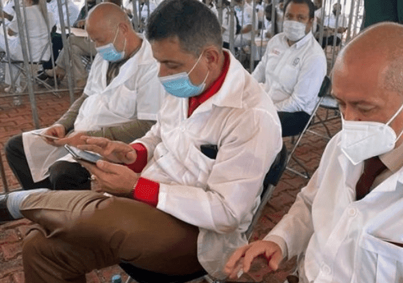 López Obrador presenta a primeros médicos cubanos, quienes empiezan actividades en Nayarit