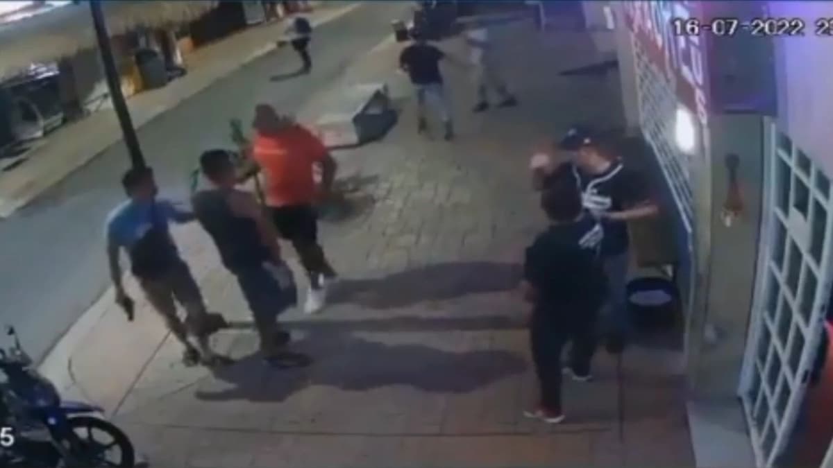 VIDEO: Marino dispara afuera de bar en Cozumel; es detenido, pero de inmediato liberado