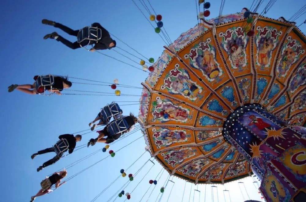 VIDEO: Múltiples heridos tras colapsar carrusel de feria lleno de niños