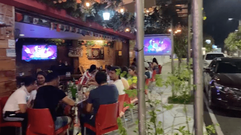 ¿Y LA SANCIÓN? Exhiben a La Barra Cantina de Chetumal por invadir y bloquear zona peatonal