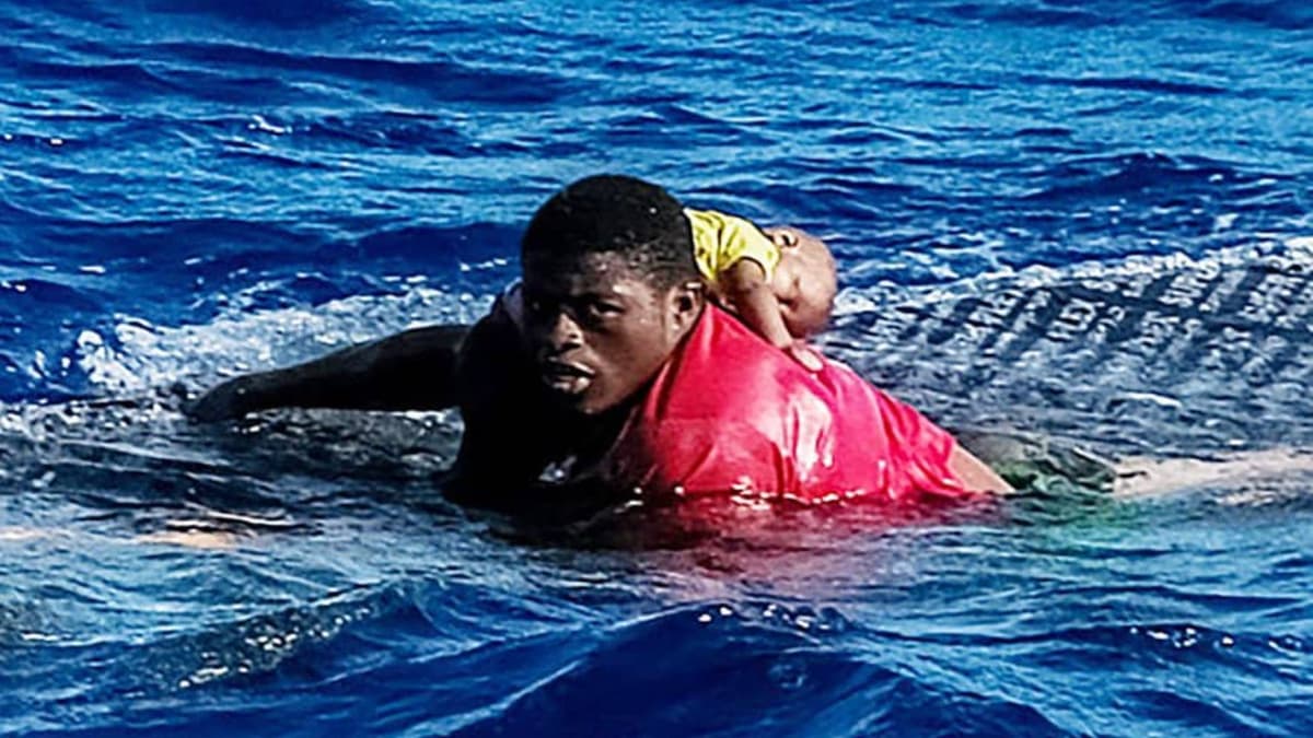 Migrante salva a un bebé de cuatro meses que naufragó en el Mediterráneo