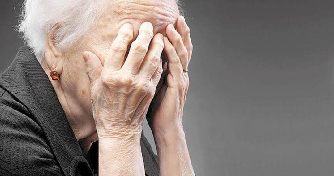 Video: Sujetos golpean y asaltan a abuelita en San Luis Potosí