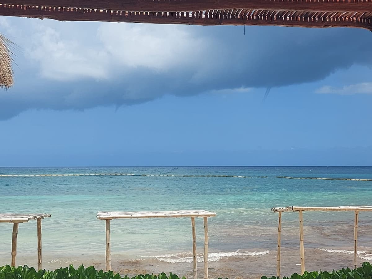 VIDEO: ¡Espectáculo maravilloso! Captan tromba frente a Akumal