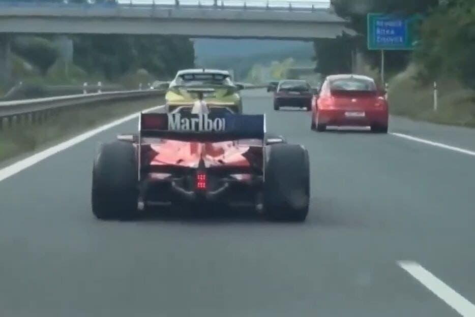 Video: ¿Un Fórmula 1 en la autovía?