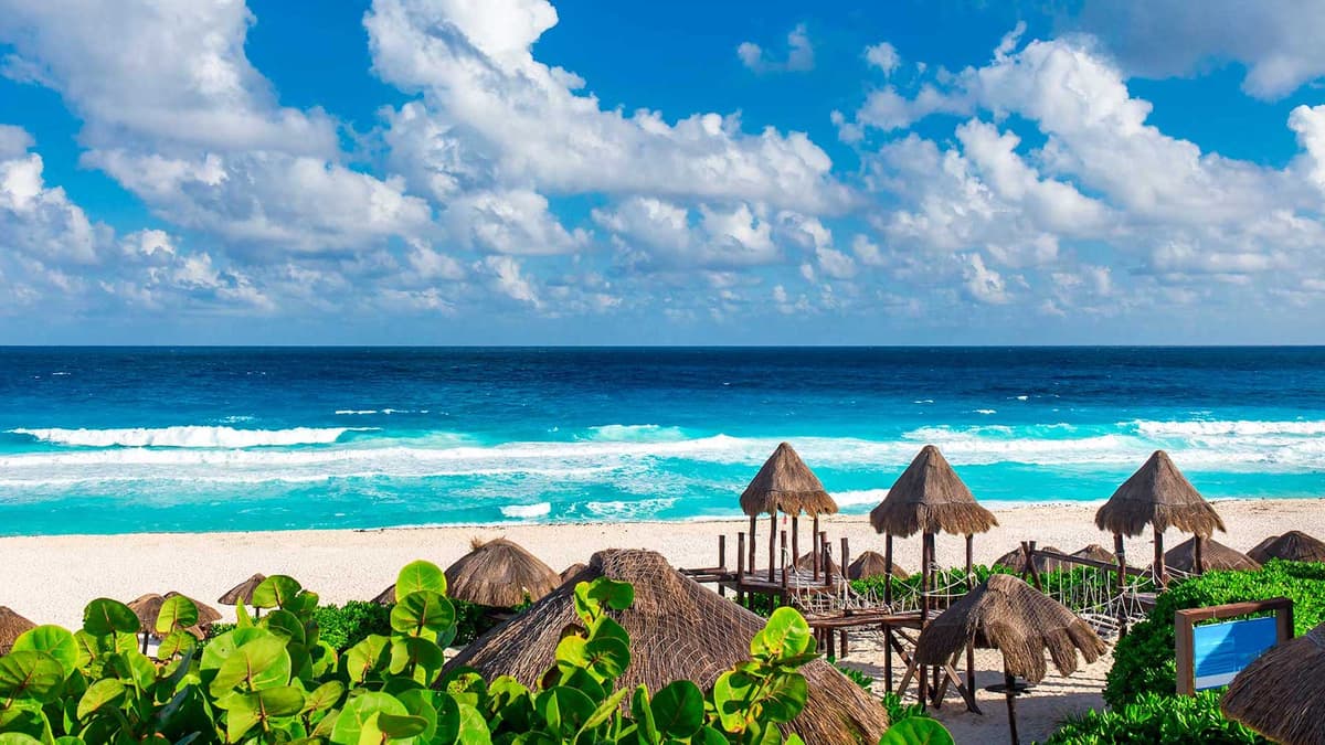 Continúa alta afluencia de vacacionistas en las playas de la Zona Hotelera de Cancún