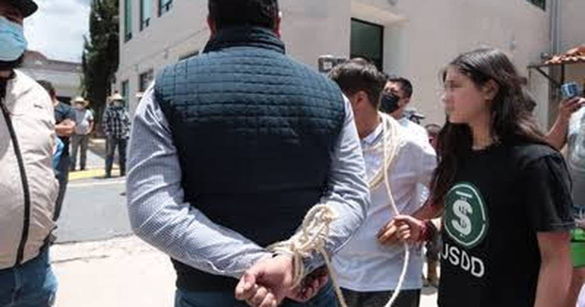 VIDEO: Pobladores de Querétaro amarran y "pasean" a funcionario; piden justicia para Daniel