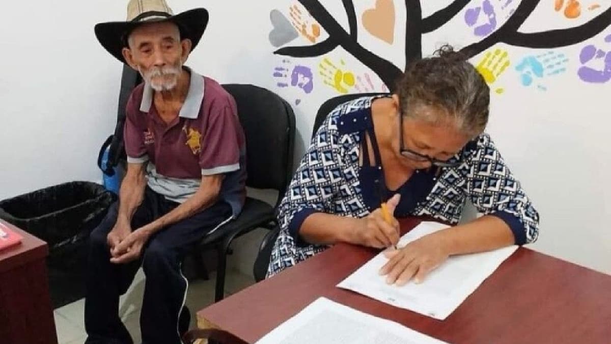 Familia adopta a abuelito de 93 años que vivía en las calles de Bacalar