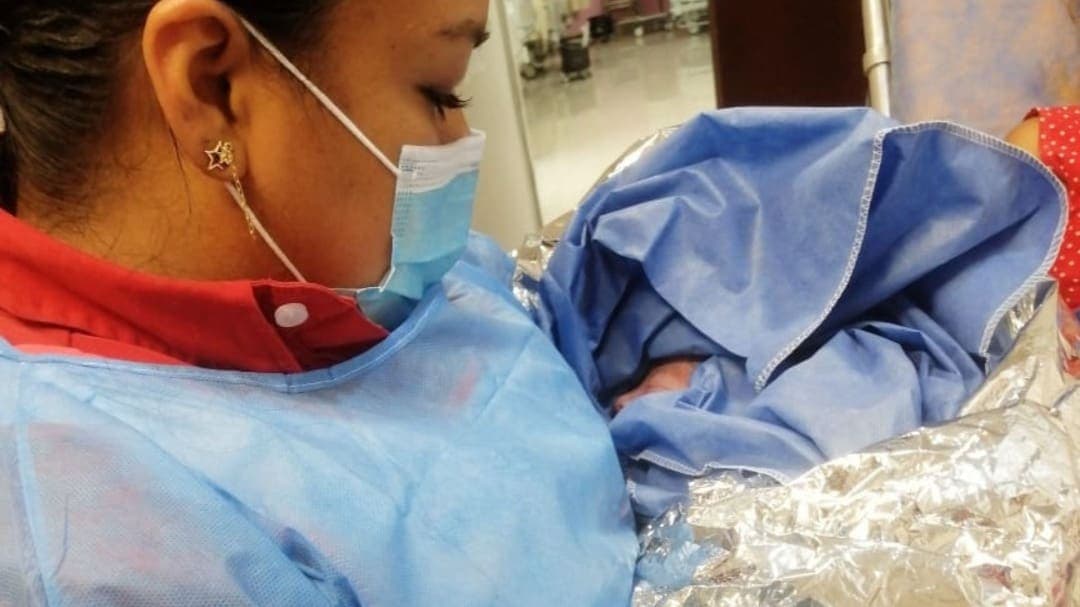 Con el apoyo de paramédicos de la Cruz Roja, mujer da a luz en calles de Villas del Sol