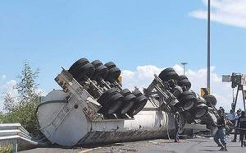 Nuevo León: Se vuelca pipa de agua y chofer resulta prensado en Juárez
