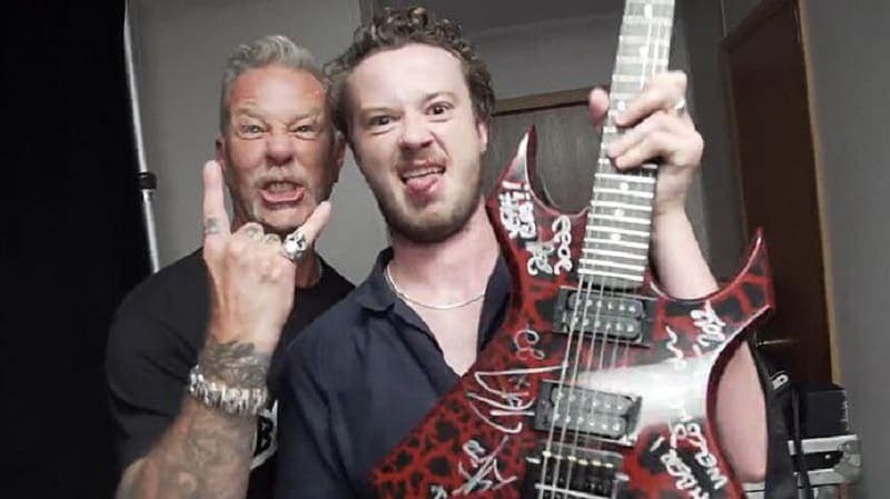 Stranger Things: Joseph Quinn conoce a Metallica y toca con ellos 'Master of Puppets' (Video)