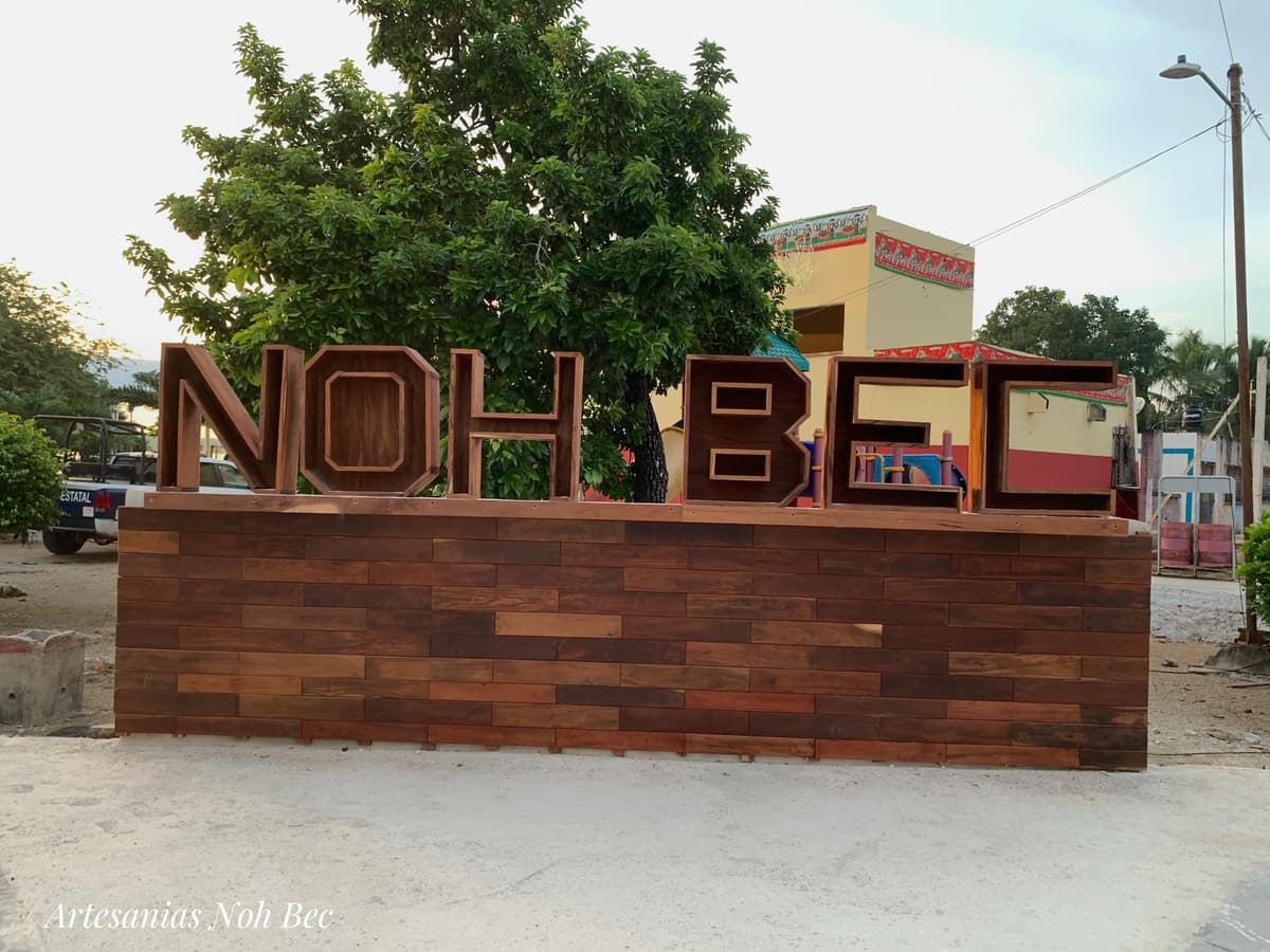 Tómate la foto en el letrero de Noh-Bec, hecho con maderas mayas