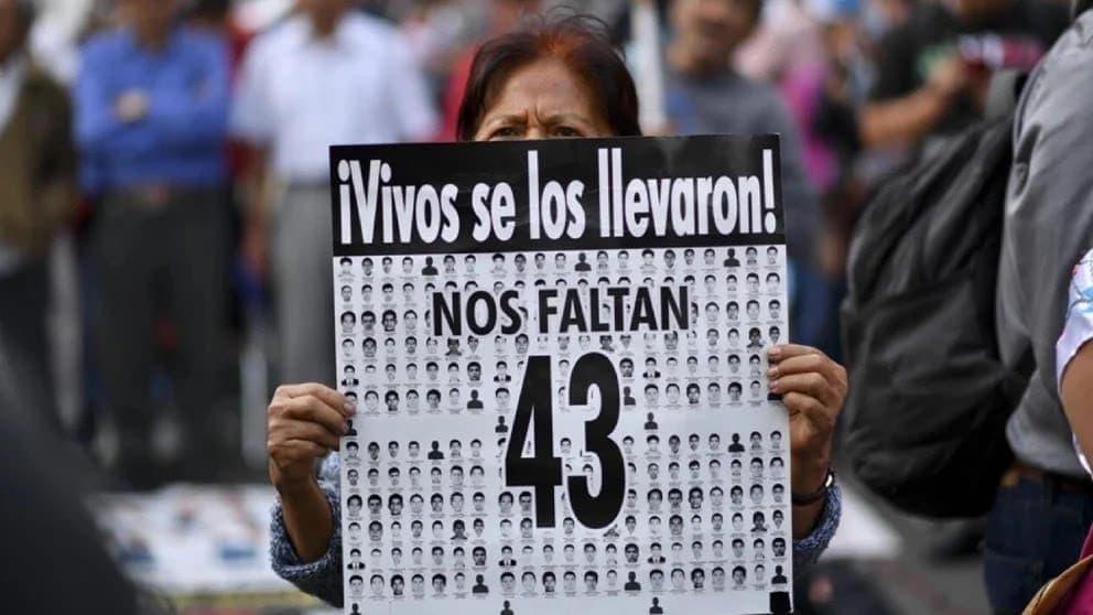 Manifestantes y policías se enfrentan durante manifestación en aniversario de Ayotzinapa