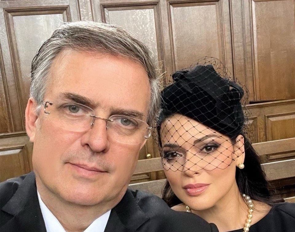 Tunden a Marcelo Ebrard por tomarse selfie en funeral de la Reina Isabel