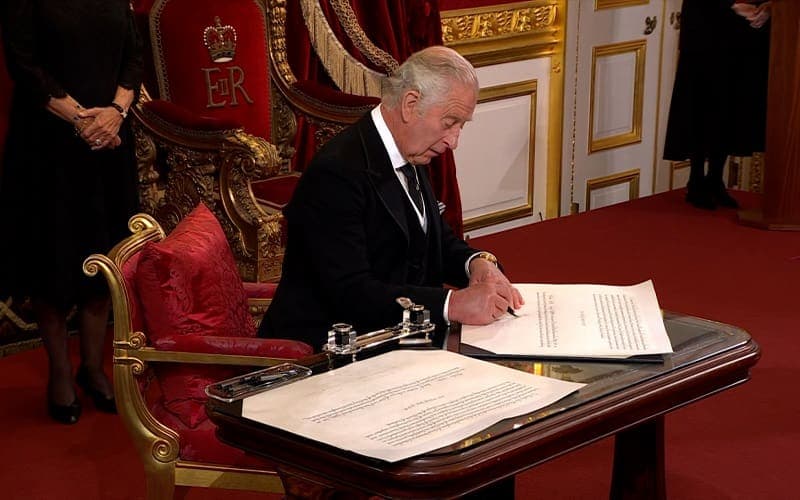 VIDEO: Captan al rey Carlos III haciendo desplante para que quiten un tintero que le estorbaba