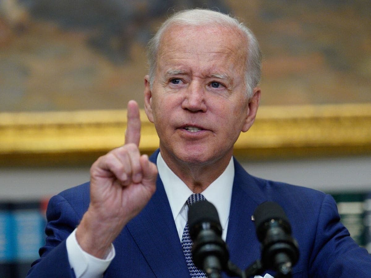 Biden amenaza con gravar ganancias de empresas petroleras que no bajen precios al público