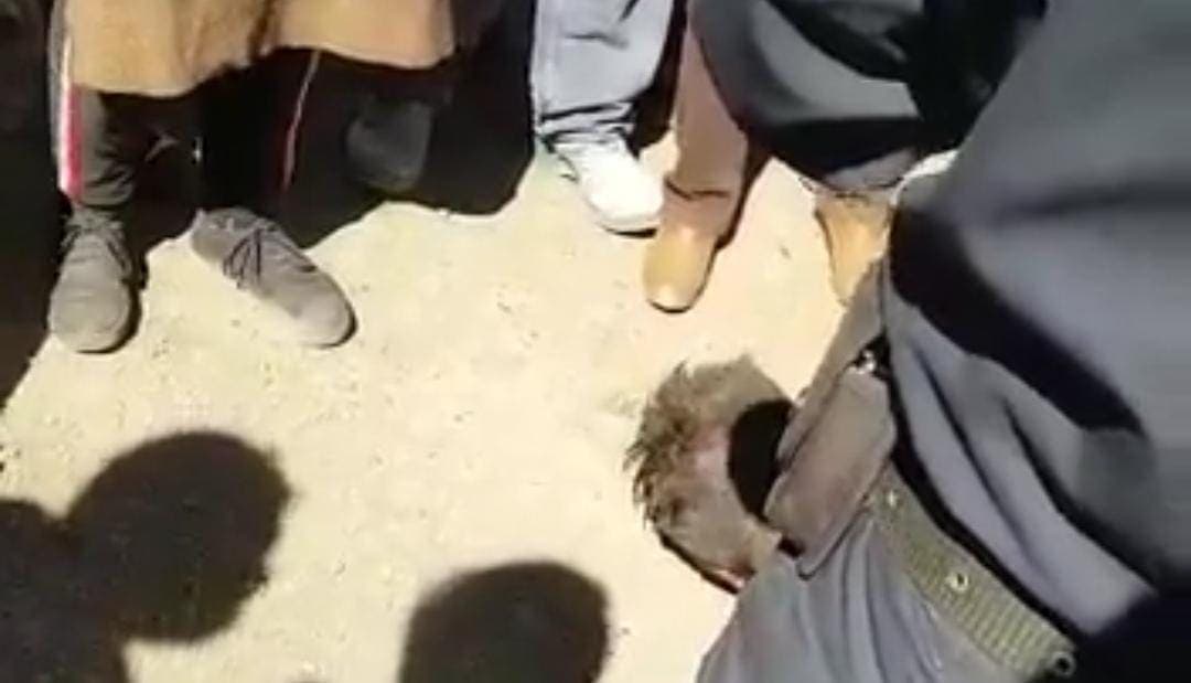 FUERTE VIDEO: Linchan a policía de Hidalgo que investigaba a huachicoleros