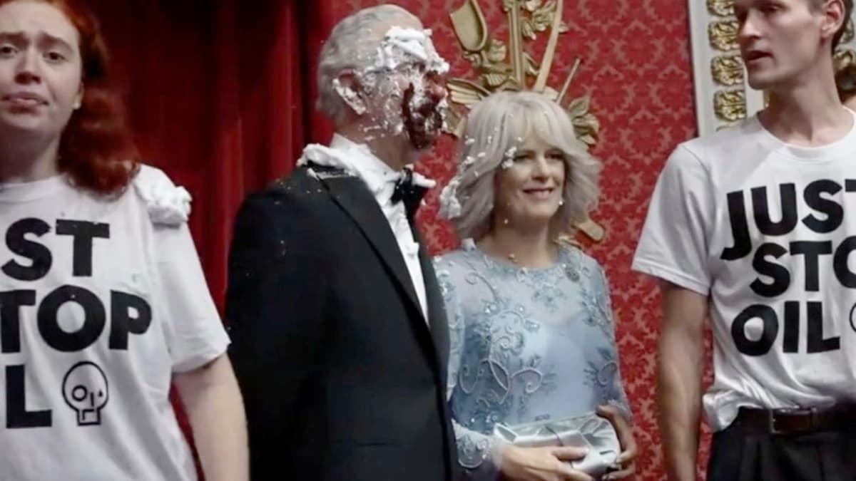 VIDEO: Activistas arrojan pastel sobre figura de cera del Rey Carlos III en Londres