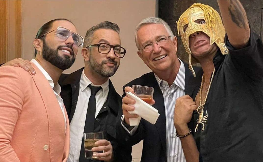 Regalan a Salinas Pliego un Dr. Simi por su cumpleaños; Capi Pérez, Escorpión Dorado y Chumel invitados de honor