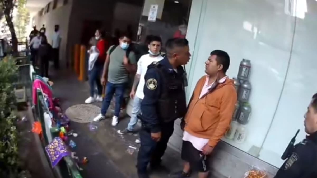 VIDEO: Sujeto agrede a personas, golpea a niño, la policía lo detiene y deja ir al momento