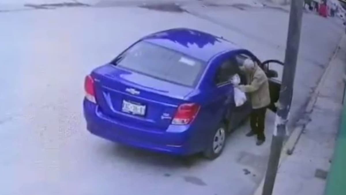 VIDEO: Abuelito cae al piso tras ser abandonado en la calle