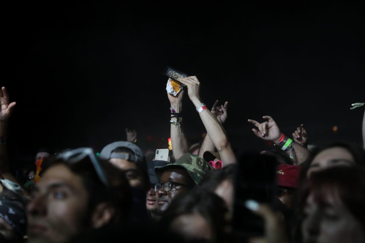 VIDEO: Hombre avienta queso a asistentes de un concierto