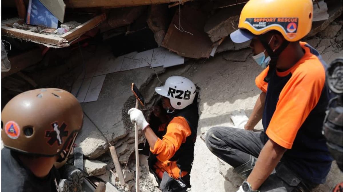 VIDEO: Rescatan con vida a niño de seis años dos días después del sismo en Indonesia