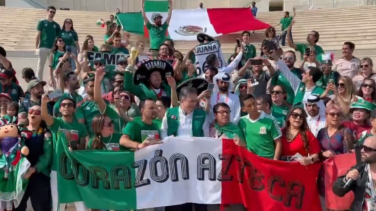VIDEO: Captan a Marcelo Ebrard cantando 'Cielito lindo' junto a fanaticada en Qatar